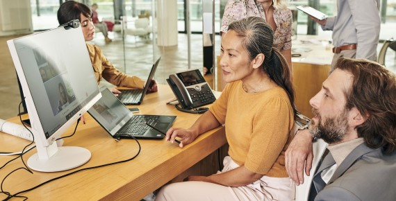 Digitale Teamkommunikation per Videokonferenz im Büro