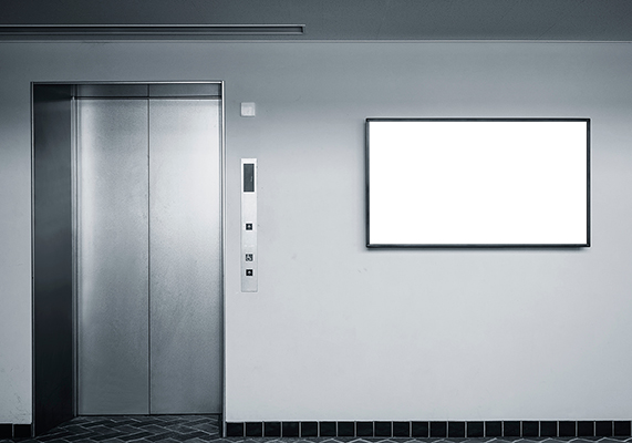 Moderner Aufzug mit großem digitalen Display an der Wand, Gebäudetechnik und Smart Signage