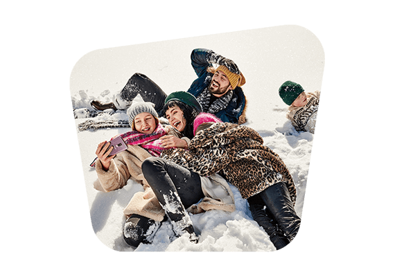 Mobile Young mit Weekend Unlimited 4 Jugendliche haben Spaß im Schnee und machen ein Selfie.