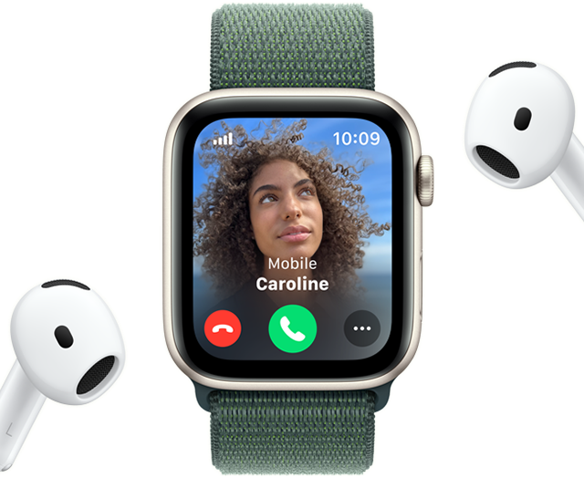 Apple Watch SE Cellular Eingehender Anruf auf einer Apple Watch SE, neben einem AirPod