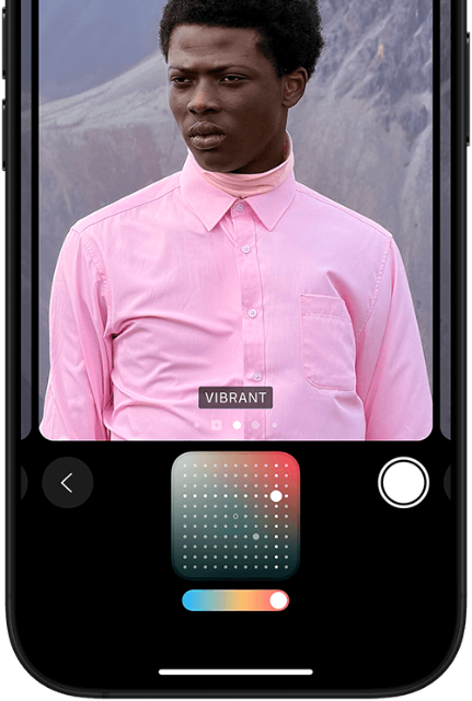 Apple iPhone 16 Pro Styles Ein Mann in einem pinken Hemd wird auf einem iPhone angezeigt.