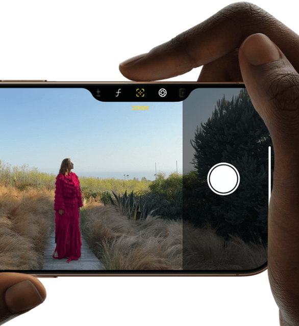 Apple iPhone 16 Pro - Kamerabutton Eine Person zeigt ein iPhone, auf dem ein Foto einer Frau abgebildet ist, das klar und deutlich zu erkennen ist.